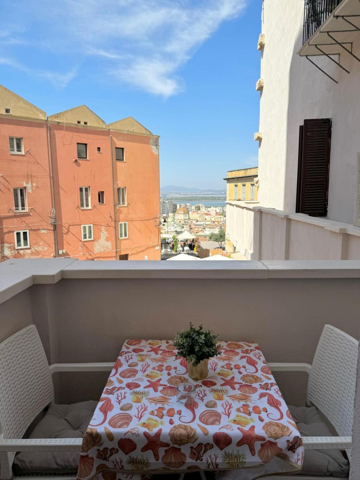 Apartamento Casa Leonardo, A Panoramic View Of Castello Cagliari Exterior foto